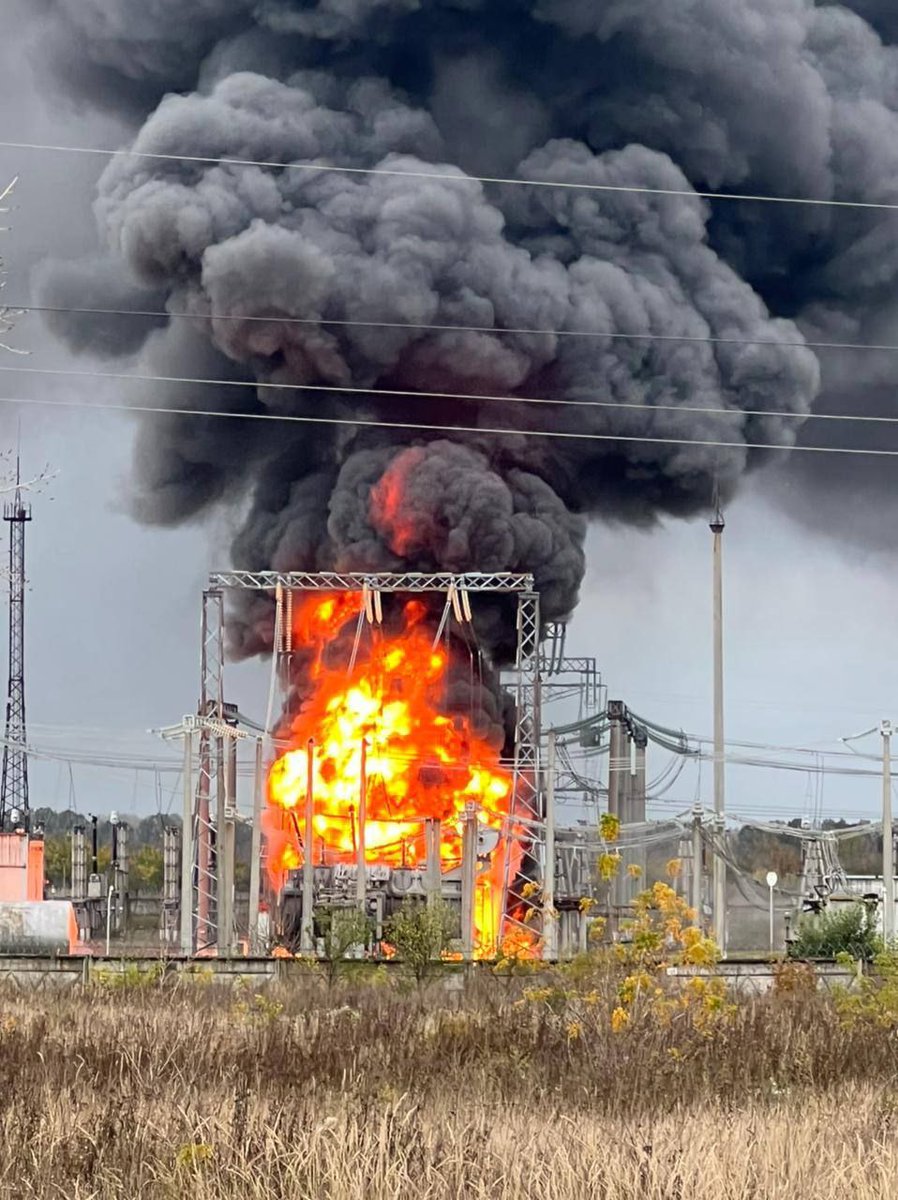 Substation on fire in Shebekino, Belgorod Region, Russia

The governor of the region, Vyacheslav Gladkov, accused the Armed Forces of Ukraine of shelling.

More than 2,000 residents have now been cut off from electricity
#SlavaUkraine
https://t.co/YqRBFD92YN https://t.co/sk6twY7WrG