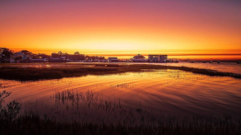 Southport Sunrise #southportnc #brunswickcountync #sunrise #yachtbasin #saltmarshwalkway #sky_brilliance #rsa_light #rsa_light_members instagr.am/p/Cjk47dGLSIJ/