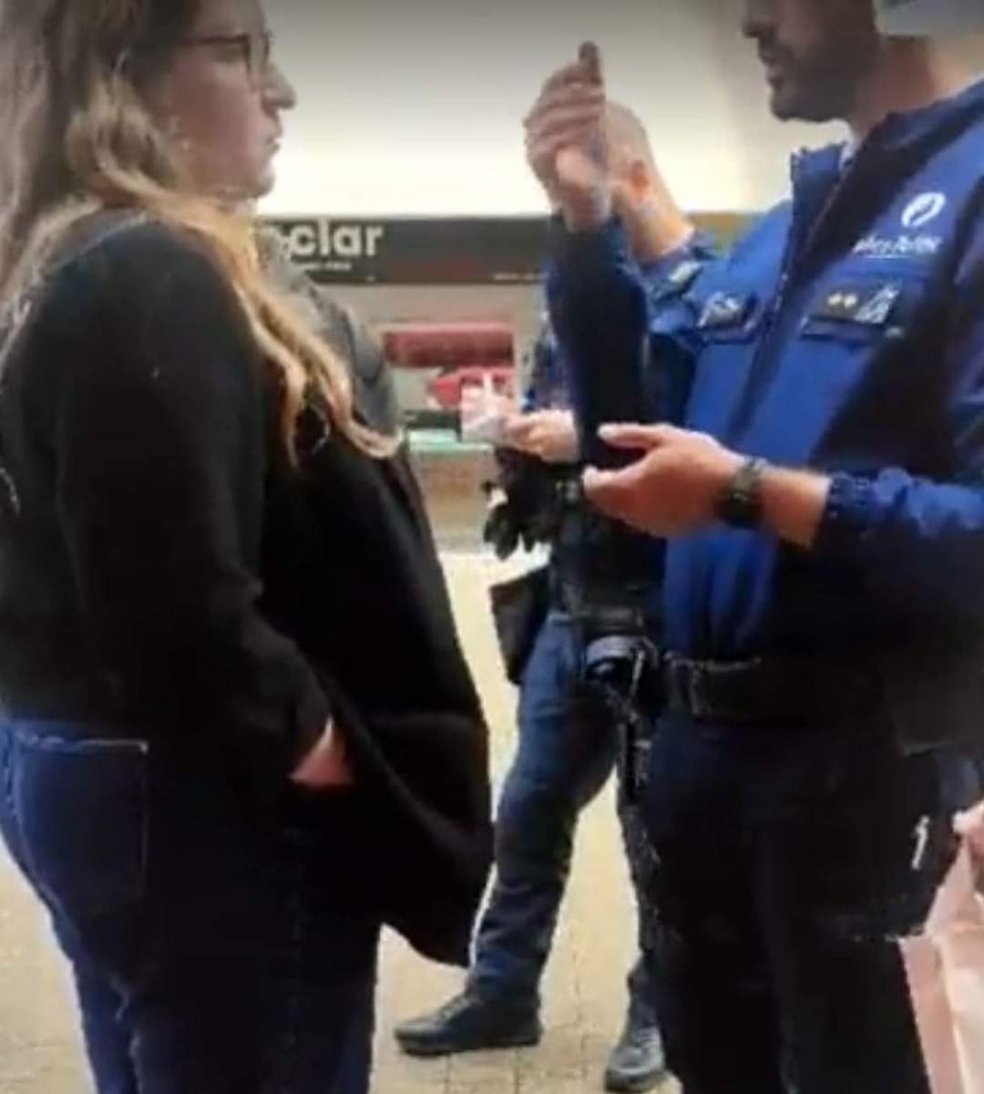 AnoukKupla's tweet photo. J’interroge @valerieglatigny sur la répression policière subie par @CloeMachu de @ComacLLN le jour de la rentrée académique @UCLouvain_be. Sa réponse? Pas mes oignons. Très interpellant de la part de la ministre responsable des étudiants et de leurs droits démocratiques de base. https://t.co/5hFAYOPWm6