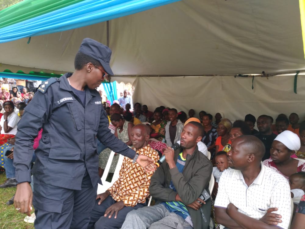 KinyinyaY's tweet photo. uyumwanya #DPCEO @Gasabo_District arigutanga ubukangurambaga mukwirinda ibiyobwabwenge ,kugira umutekano, kwirinda amakimbirane mungo @gatjmv @RwandaLocalGov @umwigemepo @RwandaYouthVol1 @RYVCP_Gasabo @CityofKigali @PudenceR @KubanaRichard @NezaEphrem @Rwandapolice @Havuguziga3 https://t.co/YtHCsBABNl