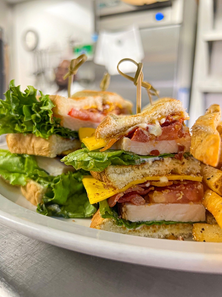 Your DD for the day: the Double Decker ⁠😍
⁠
Lettuce just say, this sammie is going to drive you in the direction of a fantastic mood!⁠
⁠
Stacked to perfection with lettuce, tomato, turkey, bacon and mayonnaise.