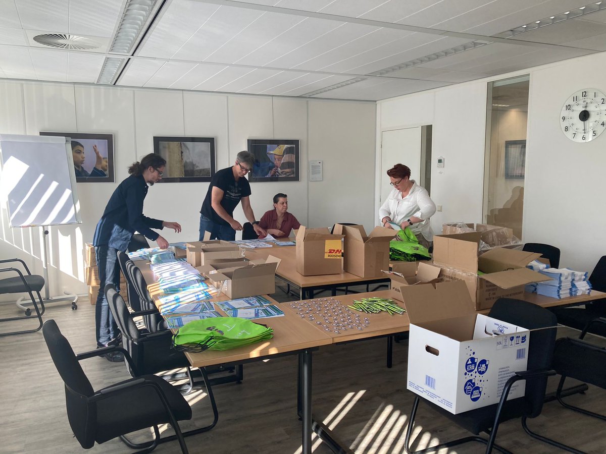 De 1000 tasjes zijn ingepakt. Klaar voor zaterdag, bij het DierenPark Amersfoort om WereldTOSdag te vieren 🎊🎉 #TOS #taalontwikkelingsstoornis #WTD #WereldTOSdag