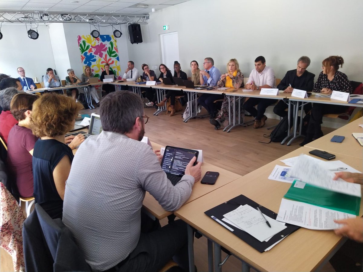 nicdurupt's tweet photo. Le 🏫 Matisse de @AcademieNice ouvre ses classes aux #auditeurs du #cycle de l'@Ih2ef. Les enseignants analysent leurs pratiques. La direction apporte la vision pilotage. Une complémentarité de point de vue pour construire la réflexion sur le numérique dans le système éducatif. https://t.co/6JxMDgrhm7
