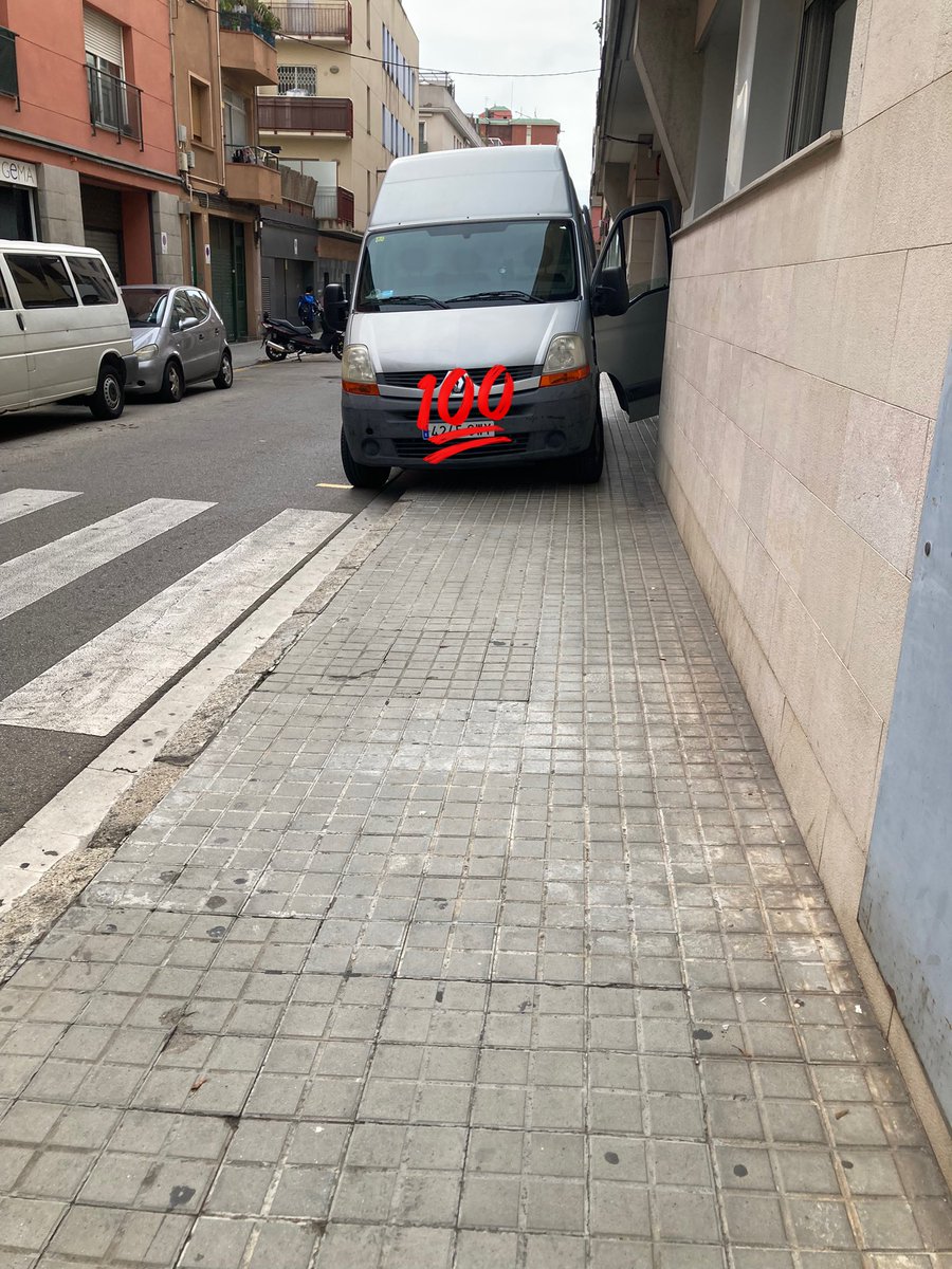sr_enric's tweet photo. Carrer Torrijos, a les 14:45h i a les 16:30h. @matarocat menys carrils bici i més voreres de veritat! Poseu pilones aquí també https://t.co/g9cZ783Prb
