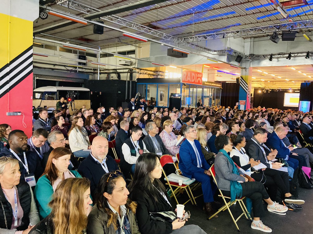 Beaucoup de monde hier aux rencontres #citeseducatives  notamment dans l’atelier relation aux familles animé par <a href="/AfevFrance/">Afev</a>. Pas de recettes magique sur ce sujet passionnant mais difficile. Un consensus sur la posture : « sans les parents on ne peut rien faire ».