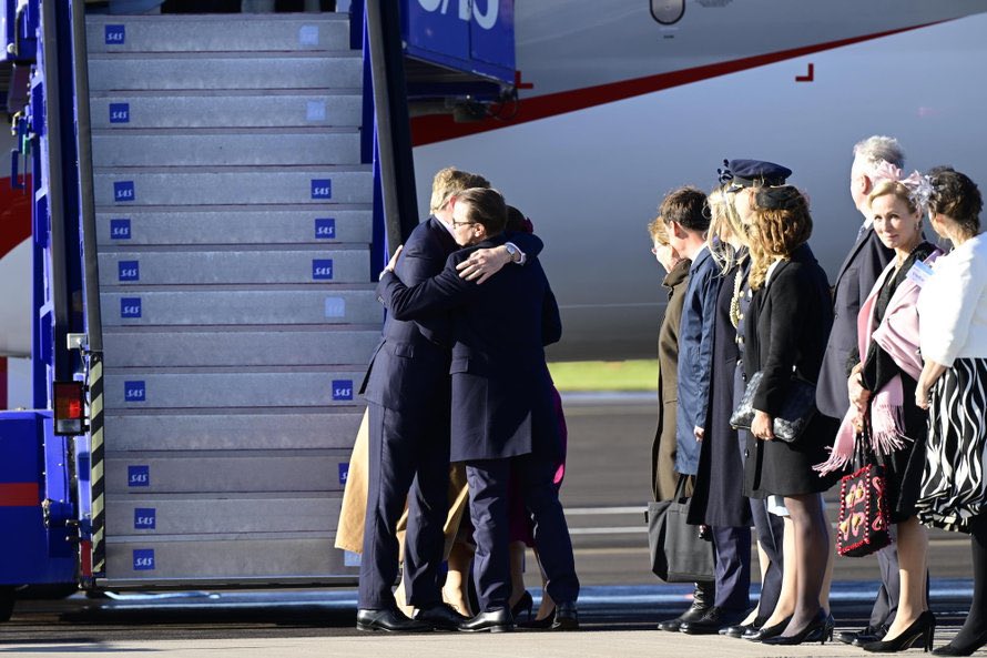 CoutureRoyals's tweet photo. #NEW King Willem-Alexander and Queen Máxima have landed in Stockholm for the Dutch State Visit to Sweden 🇳🇱 🇸🇪
They were welcomed at the airport by Crown Princess Victoria and Prince Daniel https://t.co/ffdSXgYh9Y