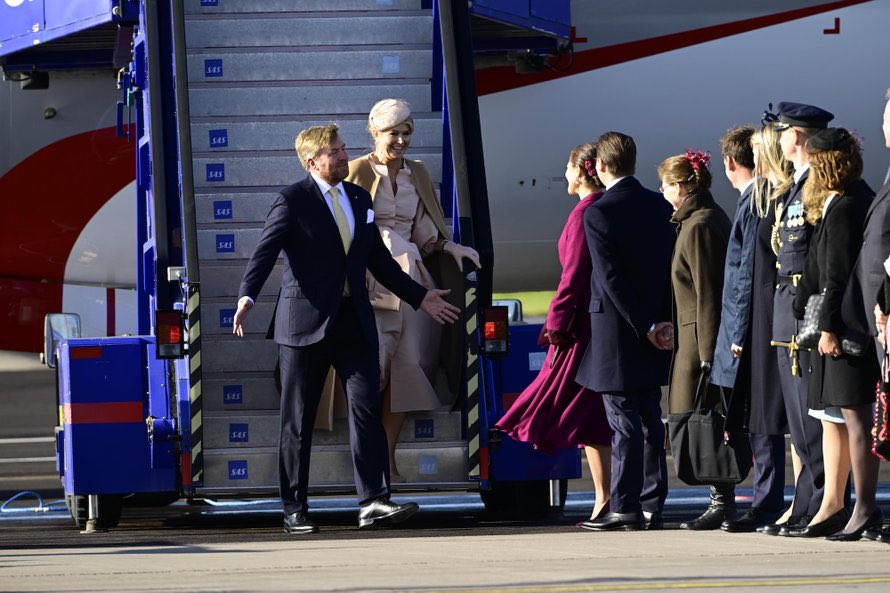 CoutureRoyals's tweet photo. #NEW King Willem-Alexander and Queen Máxima have landed in Stockholm for the Dutch State Visit to Sweden 🇳🇱 🇸🇪
They were welcomed at the airport by Crown Princess Victoria and Prince Daniel https://t.co/ffdSXgYh9Y