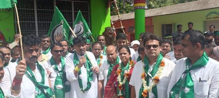 DebadarshanDash's tweet photo. Dhamanagar bye election-2022
ବିଜେଡି ଜନ ସଂପର୍କ ପଦଯାତ୍ରା 
ଧାମନଗର ନିର୍ବଚନମଣ୍ଡଳୀ ଅନ୍ତର୍ଗତ ତିହିଡି ବ୍ଲକ ସ୍ଥିତ ଜିଲ୍ଲା ପରିଷଦ ଜୋନ ନଂ 6 ।
ଦଳୀୟ ପର୍ଯ୍ୟବେକ୍ଷକ- ଶ୍ରୀ ବିଷ୍ଣୁ ବ୍ରତ ରାଉତରାୟ,ବିଧାୟକ, ବାସୁଦେବପୁର।

ମାନନୀୟ ମନ୍ତ୍ରୀ , ସାଂସଦ, ବିଧାୟକ,ପୂର୍ବତନ ବିଧାୟକ, ବରିଷ୍ଟ ନେତୃତ୍ୱ, ଯୁବ, ଛାତ୍ର, ମହିଳା ସାମିଲ। https://t.co/uu7S55afhL