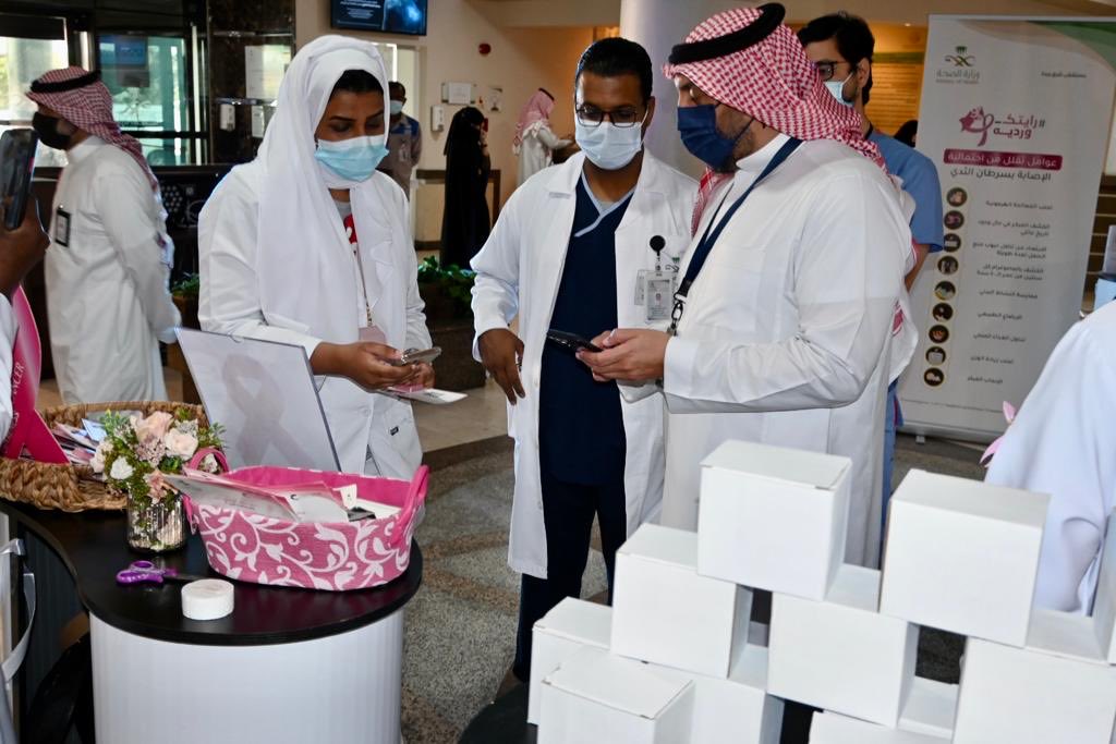 Jeddahhealth's tweet photo. #مستشفى_شرق_جدة يطلق فعالية الكشف المبكر لسرطان الثدي.
والتي تهدف لتعزيز الوعي الصحي من مخاطر سرطان الثدي وأهمية إجراء الكشف والفحوصات المبكرة للحد من إنتشار المرض . https://t.co/oGx7YIDrD1