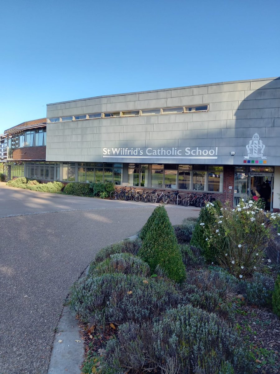 Our wonderful coordinator, Jo is at a sunny @StWilfridSchool this morning giving personal statement support to year 13 students to help them prepare for their uni applications. @uniofbrighton