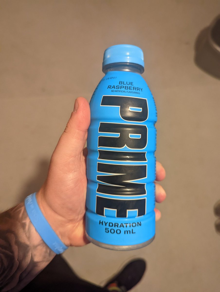 Shieldsey2009's tweet photo. Only managed to get this one because I know someone on Nightshift at ASDA 🤣🤣 gone before they're even on the shelf. Unreal drink!! need more 😍 @KSI @PrimeHydrate @LoganPaul https://t.co/CuueXS51oF
