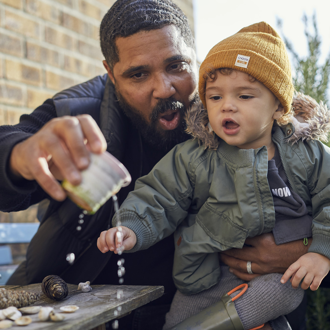 Knowsley_SfLaB's tweet photo. Brain-building starts by taking a cue from your little one. Look to see what they find interesting, see if they copy you and see what makes them laugh. 
Think of it like a game of tennis – going back and forth between the two of you. 
https://t.co/4NceZEITBf https://t.co/lTQyRrDOlx