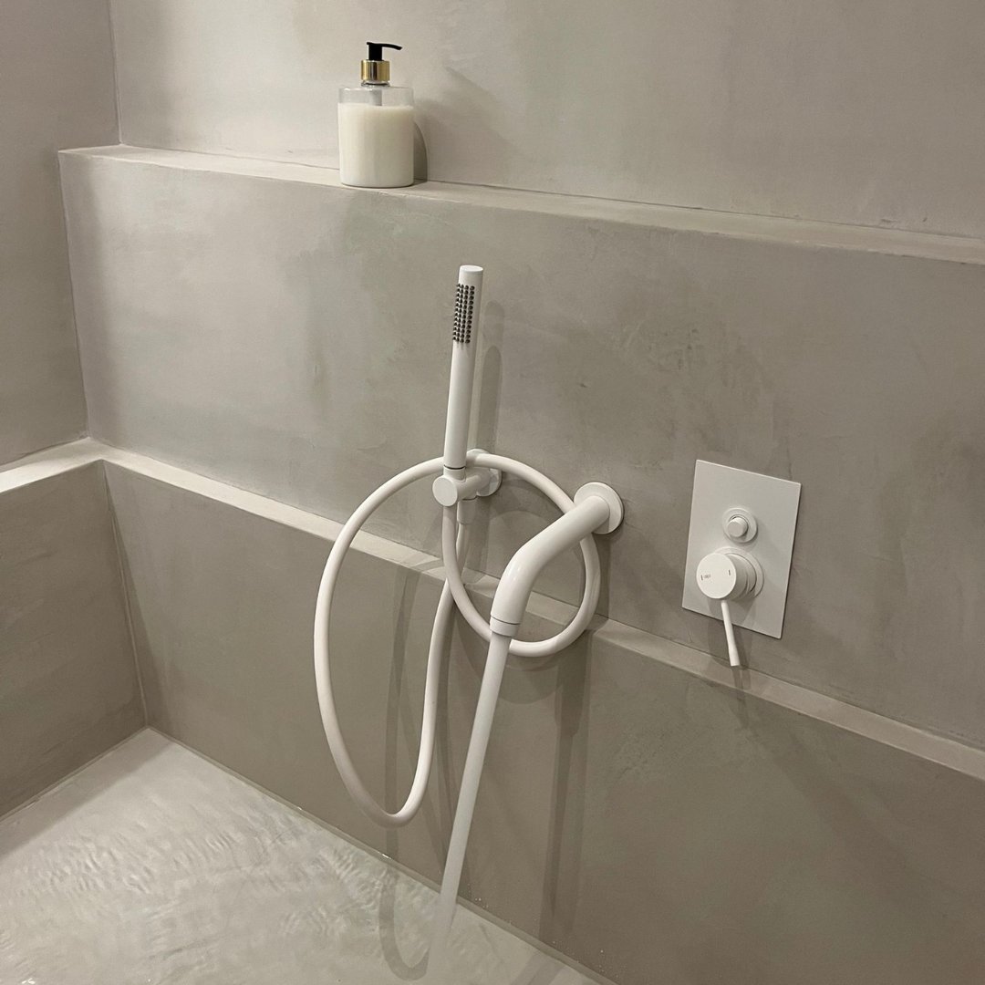 topciment's tweet photo. A bathroom designed with a modern style in Lithuania (LT) with Sttandard Microstone as interior covering for the lines in the wall and worktop. And Natture as the coating in the bathtub. Goal achieved.

🔗: https://t.co/VcN3QZ3Exp

#microcement #tadelakt #betoncire https://t.co/CsYUzHYaz3
