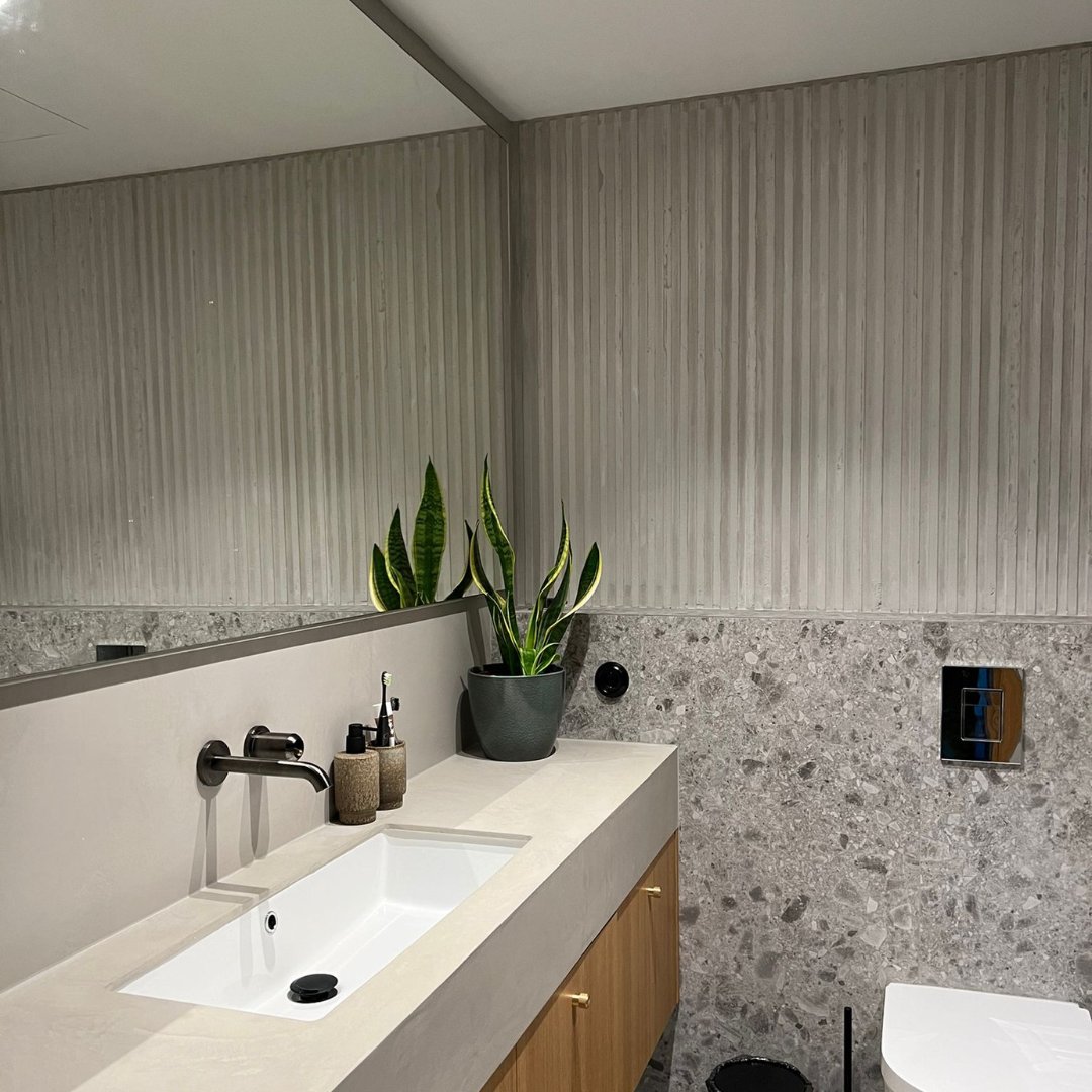 topciment's tweet photo. A bathroom designed with a modern style in Lithuania (LT) with Sttandard Microstone as interior covering for the lines in the wall and worktop. And Natture as the coating in the bathtub. Goal achieved.

🔗: https://t.co/VcN3QZ3Exp

#microcement #tadelakt #betoncire https://t.co/CsYUzHYaz3