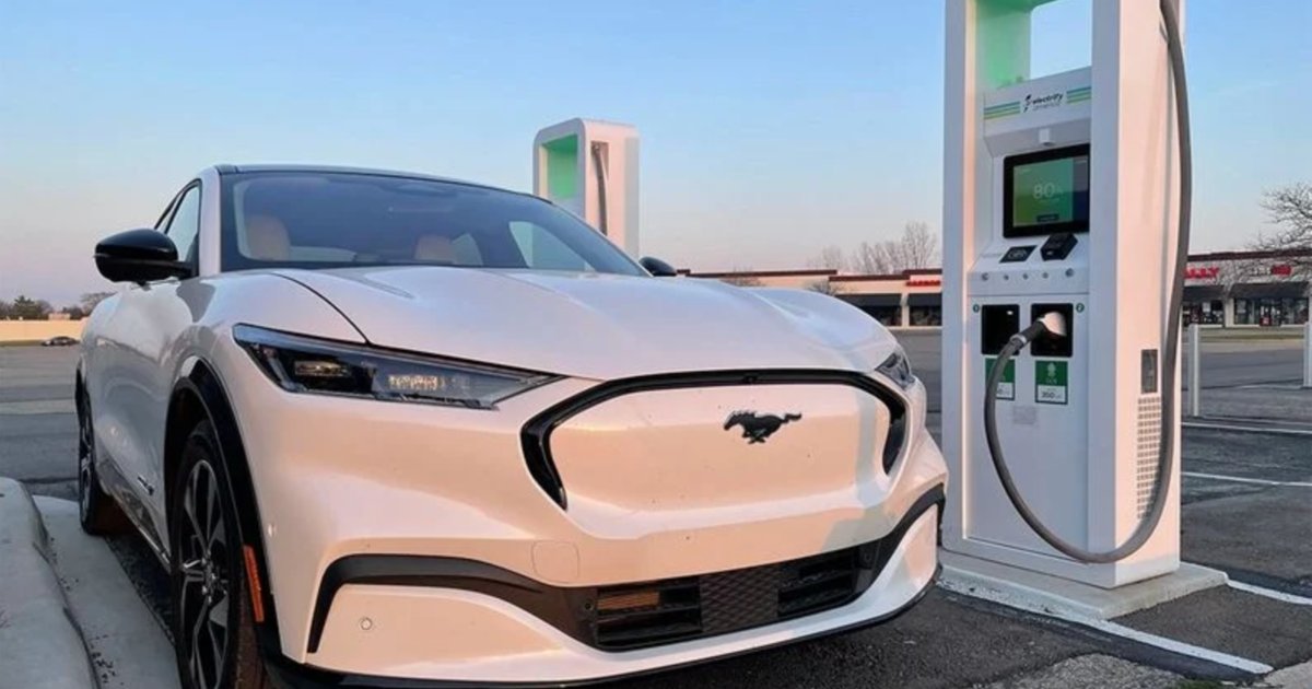 Automotive_News's tweet photo. Non-Tesla brands gain momentum in new EV registrations in U.S. https://t.co/0moeOwt3hT https://t.co/dsutFr5HMk