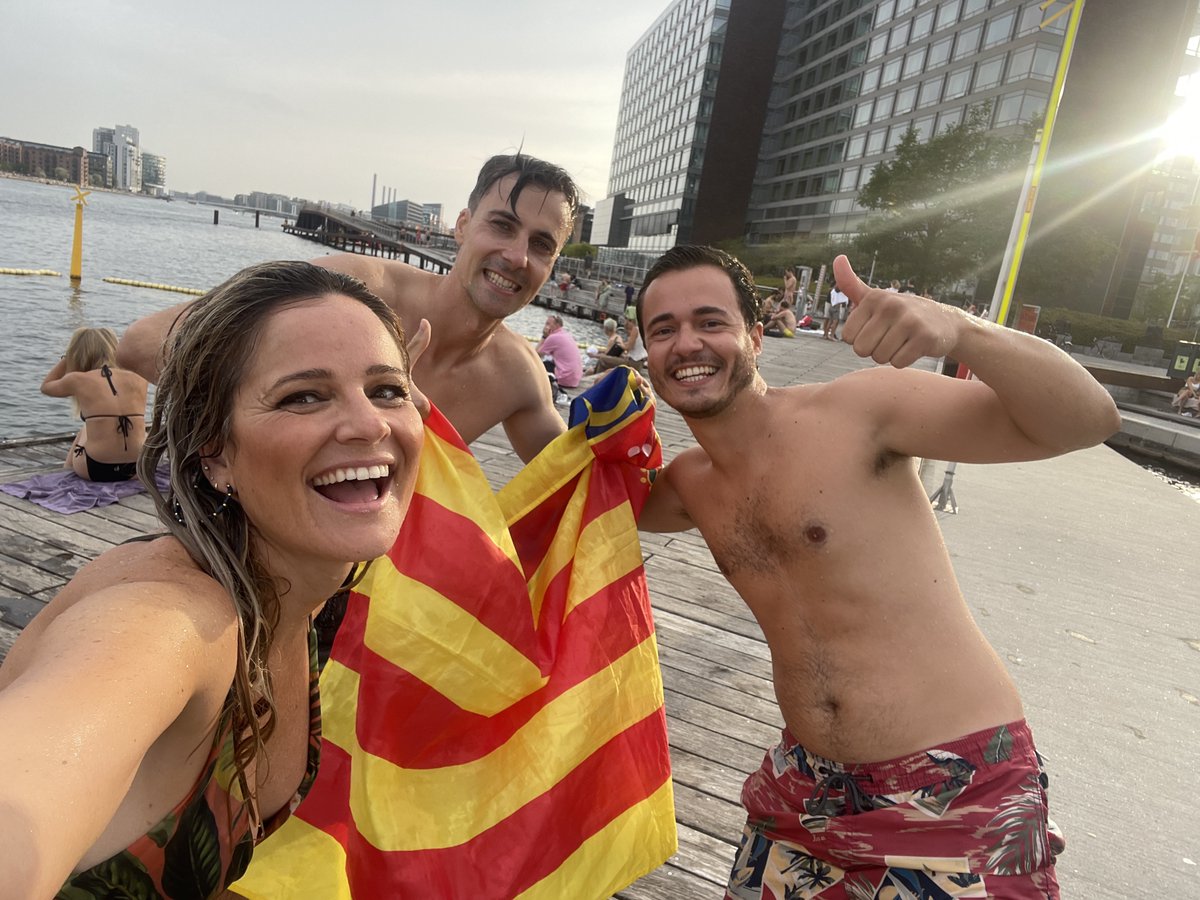 ValenciansMonAP's tweet image. Àlex, de Sedaví 🪑🛏️, fa 3 anys que viu a Copenhaguen. 

Amb ell veurem els molins heòlics 🌬️ i parlarem d’energies renovables ♻️. També anirem a una platja fluvial i ens banyarem al Bàltic 🏖️. Finalment, eixirem de festa per la capital danesa 🇩🇰🍸

#ValenciansAlMón ✈️