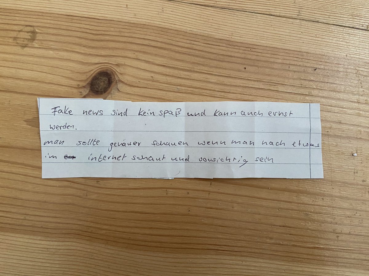 _S_Winter's tweet photo. War gestern an einer Brandenburger Oberschule und habe mit 8. Klassen über Fake News gesprochen. Darüber, was ein Impressum ist, wie man richtig googlet und Bilder rückwärts sucht. Am Ende habe ich sie gebeten, (anonym) aufzuschreiben, was sie aus den 90 min mitgenommen haben.✏️ https://t.co/GyNmS7jS4s