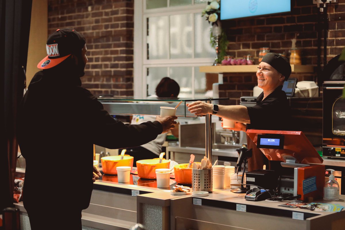 We know the cost of living crisis is affecting many of our students this year, so we’re pleased to offer free hot meals for students four times a week 🥣 Come grab breakfast in the Quad on Mondays and Wednesdays, and dinner on Tuesdays and Thursdays ❤️ bit.ly/3EbNkA