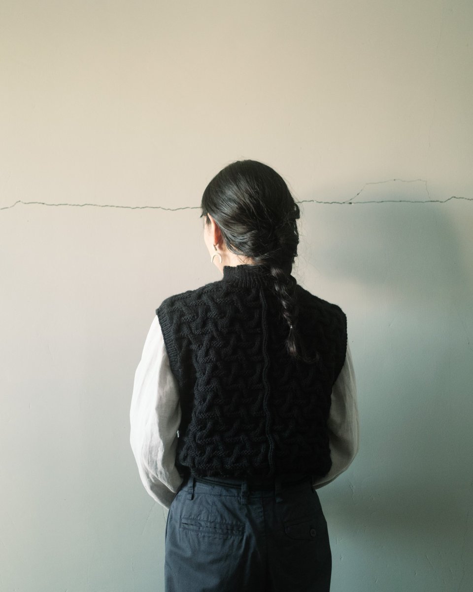 hatsutoki's tweet photo. [odnu]
1枚を約2週間かけて制作していくというodnuのニット。ヒマラヤ山脈の麓に位置する寒さが厳しいネパールやインドでは手編みの仕事が今でも女性の仕事として技術が受け継がれているそうです。
こちらはアラン模様のハイネックベスト。

#hatsutoki #odnu #手編みニット https://t.co/KgBWlHUKJV