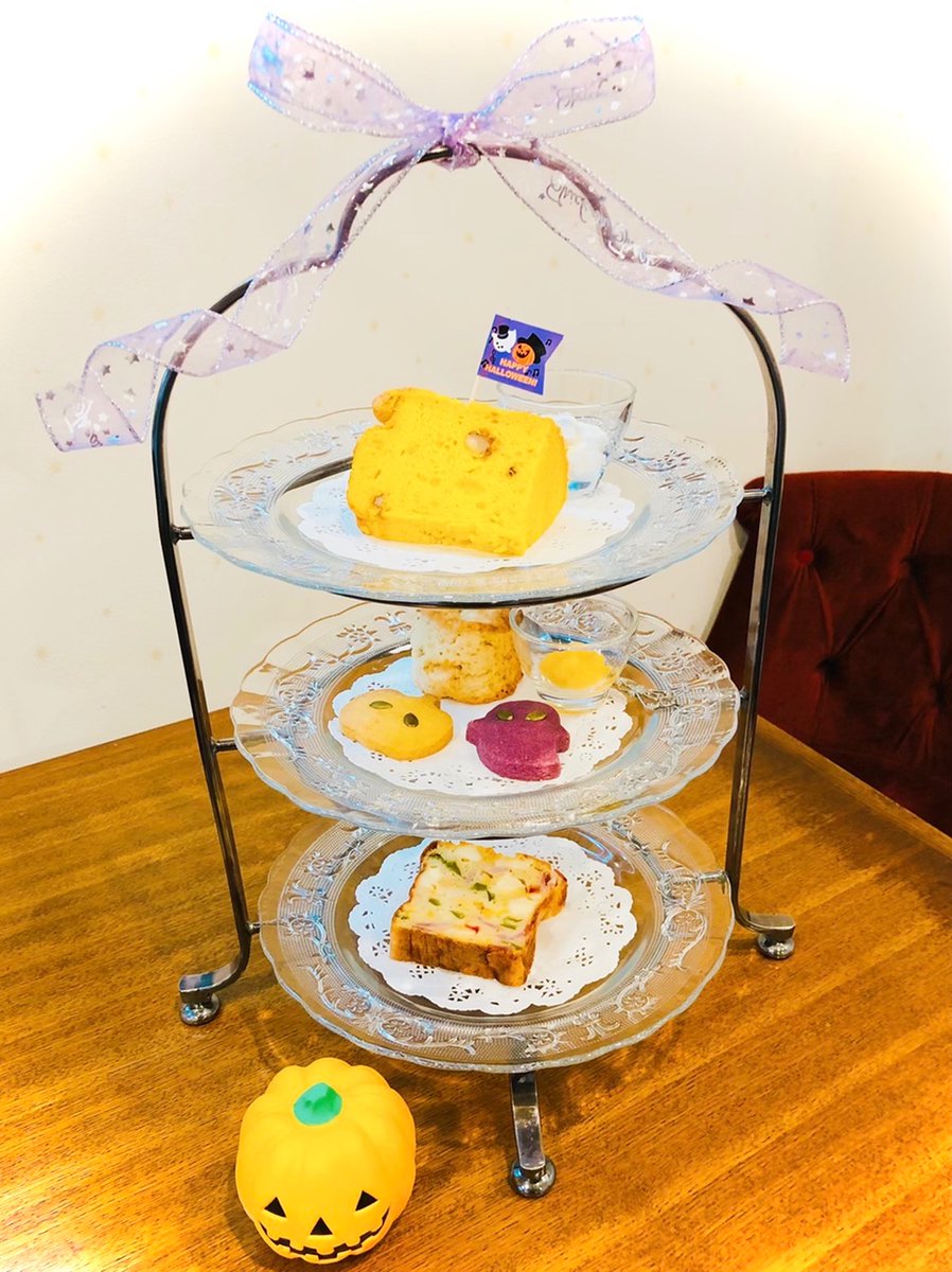 LoiseauBleu9999's tweet photo. 遅くなりましたが、10月9日ハロウィンイベントにご帰宅くださりありがとうございました🎃

イベント限定メニューとしてハロウィンアフタヌーンティーセットやスポイトでレモンをポタポタ垂らすと魔法の様に色が変わるバタフライピーを提供致しました✨

楽しんでいただけた様でとても嬉しいです😉 https://t.co/z7kwNKN2Bt