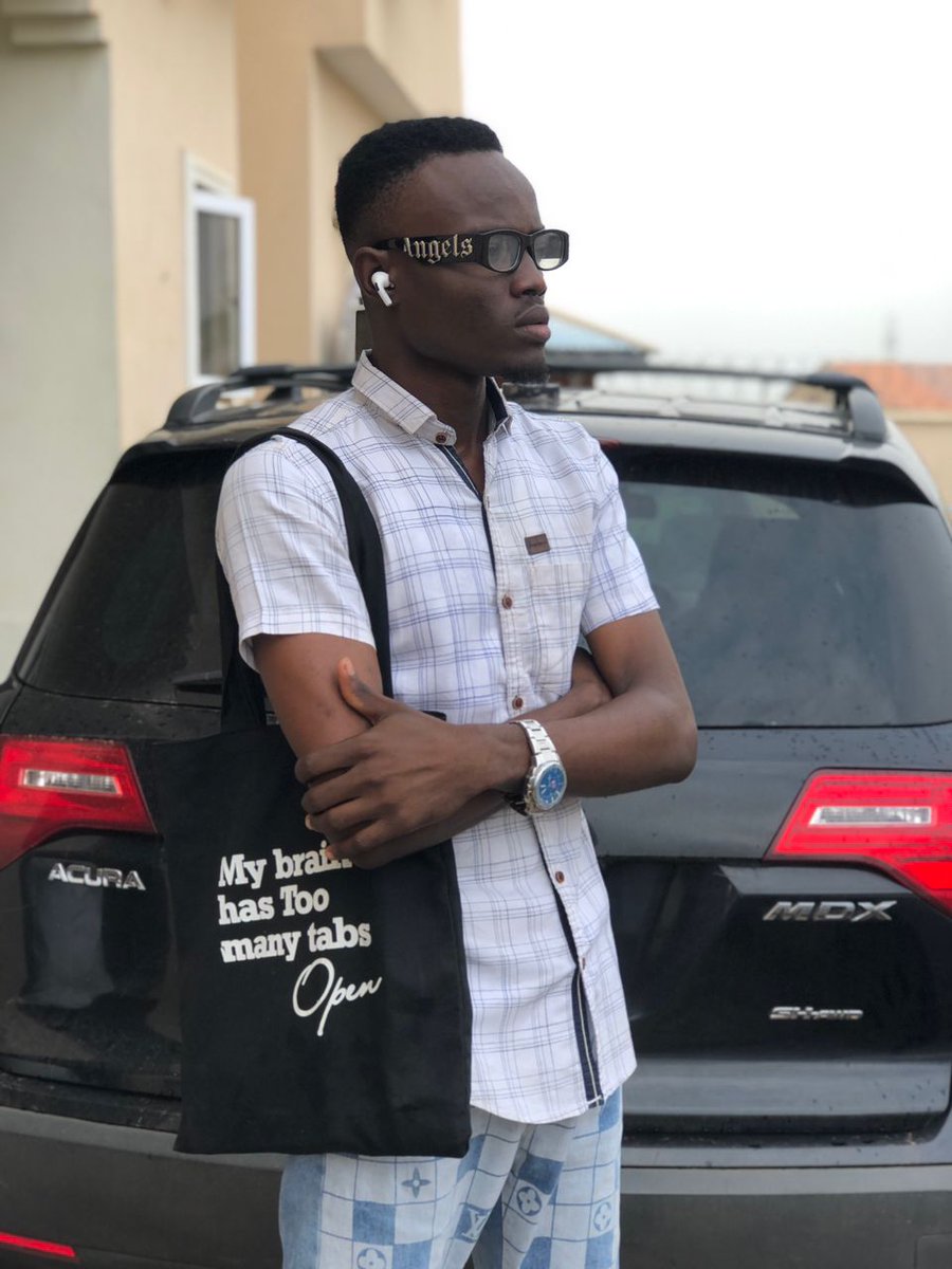 ay_plenty's tweet image. The Designer and his TOTE💫

BRAIN TABS like that of Google CHROME🤓

All out for the daily Two faif, No Hesitation No Reservation😴!

PS: My friend @DEBORAHOGUNTAY1 makes good Bag you can reach out her for custom made totes.
#design #totebag #designfashion #uiuxdesigner ##google