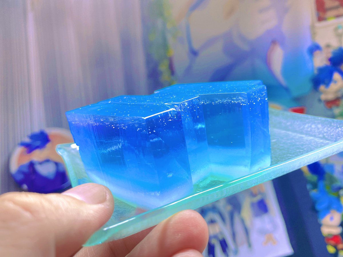 ガロ・ティモス 「杵屋さんの『星合いの空』お店でたまたま買えた!切った!かわえ～～～!!!激甘な中」|ときるきのイラスト