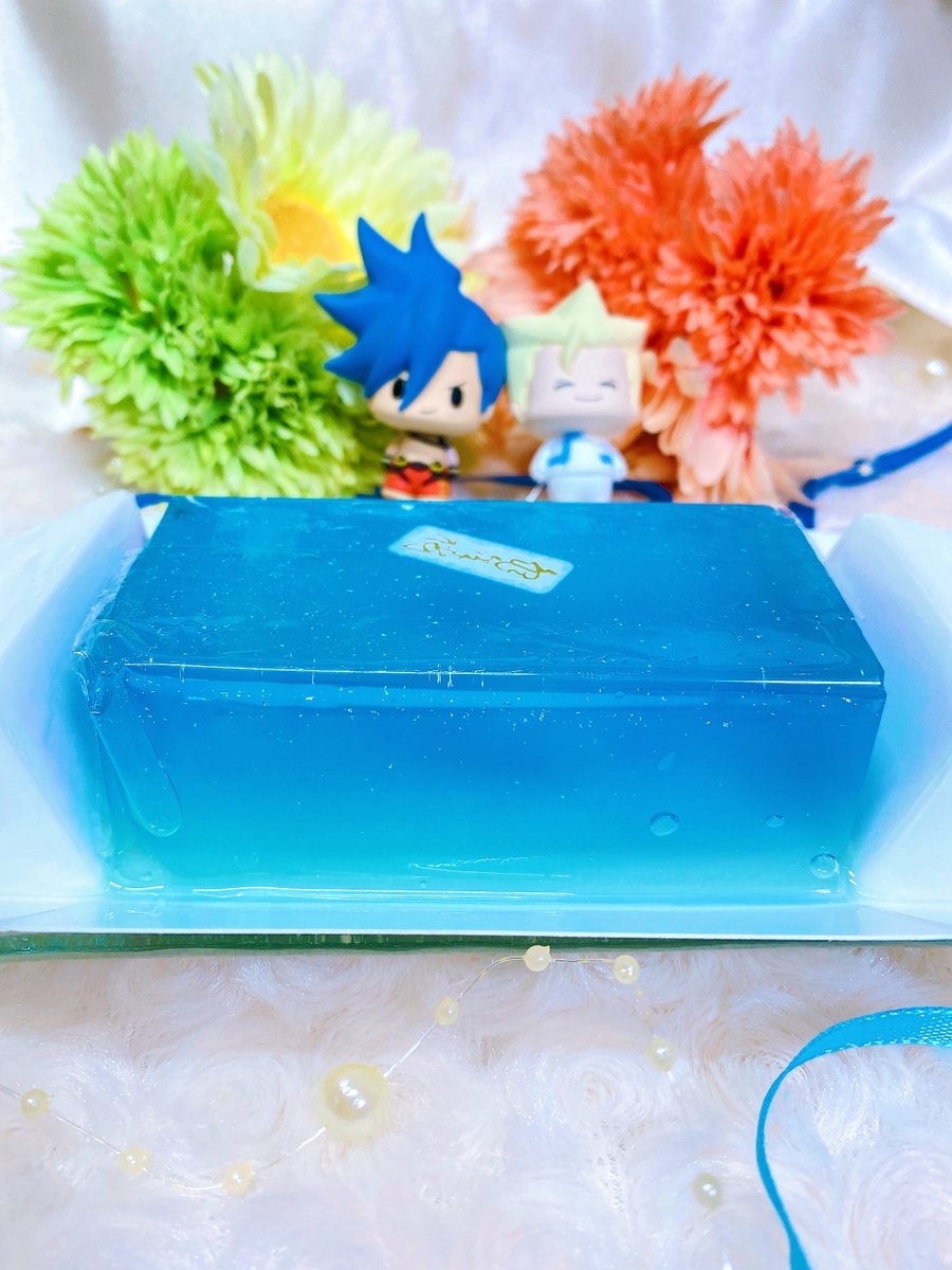 ガロ・ティモス 「杵屋さんの『星合いの空』お店でたまたま買えた!切った!かわえ～～～!!!激甘な中」|ときるきのイラスト