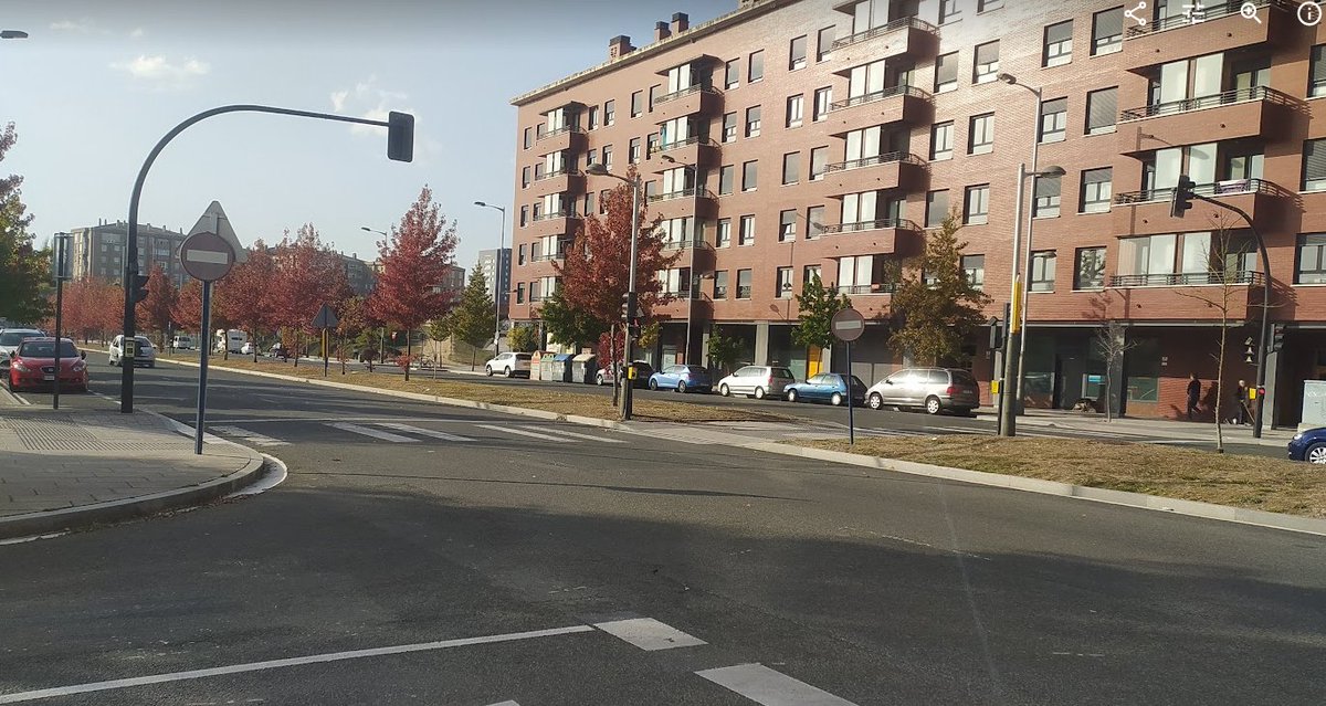 AvenidaRoma's tweet photo. Necesitamos URGENTEMENTE la solución que nos prometió el @vitoriagasteiz (Ainhoa Etxeandi) para no tener que seguir dando vueltas por el barrio con nuestros coches #SolucionAvenidaRoma @gorka__urtaran
@SalburuBihotz
 @gasteizhoy
 @elcorreo_alava
 @NoticiasdeAlava
 @radio_vitoria https://t.co/ALLzCxFlC0