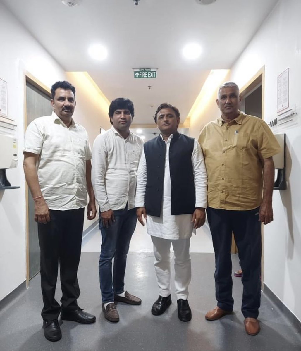 मुलायम सिंह का हाल जानने
पहुंचे विधायक सांगवान
गुरुग्राम।सपा संरक्षक मुलायम सिंह यादव का हाल जानने के लिए आज निर्दलीय विधायक सोमबीर सांगवान गुरुग्राम के मेदांता हॉस्पिटल पहुंचे और उनके पुत्र पूर्व मुख्यमंत्री अखिलेश यादव से मिले।#MulayamSinghYadav <a href="/mla_sangwan/">Sombir Sangwan</a> <a href="/yadavakhilesh/">Akhilesh Yadav</a>