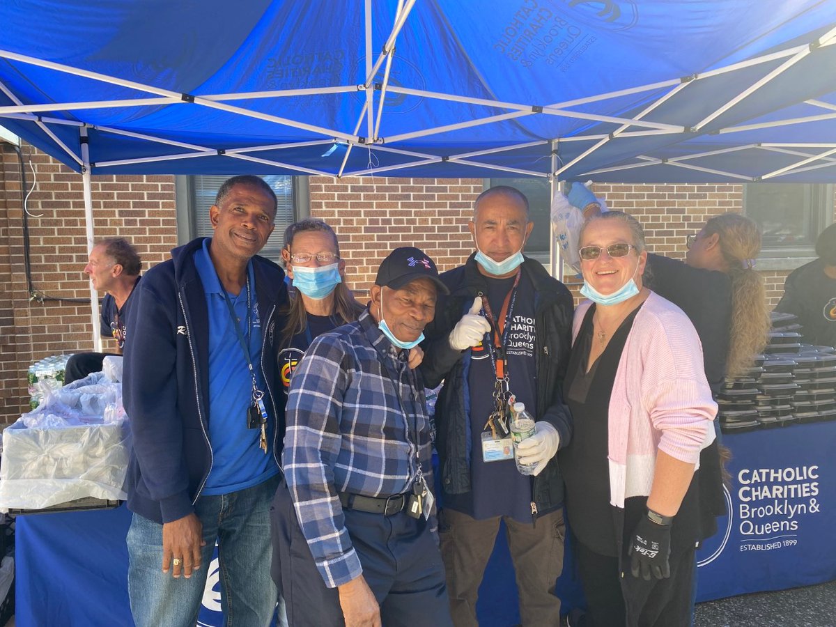 CathCharitiesBQ's tweet photo. #CCBQ &amp; @cmsbq welcomed #migrants &amp; #asylees at an info. session &amp; lunch at the Presentation of the Blessed Virgin Mary in #Queens. Our teams provided a hot meal (kindly prepared by Meals on Wheels), winter outerwear, toiletries (generously donated by the Zach Pack Cares) &amp; more. https://t.co/AauaqsHRHV