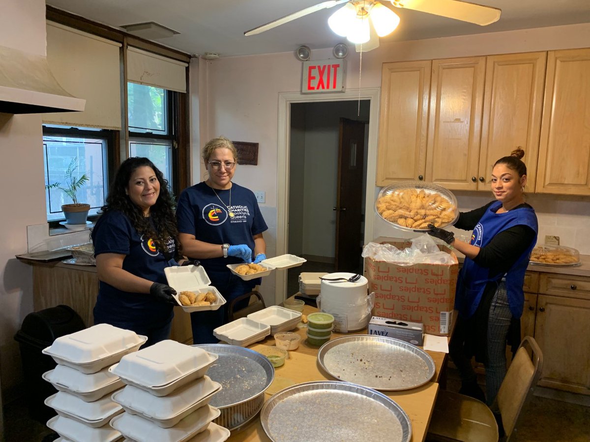 CathCharitiesBQ's tweet photo. #CCBQ &amp; @cmsbq welcomed #migrants &amp; #asylees at an info. session &amp; lunch at the Presentation of the Blessed Virgin Mary in #Queens. Our teams provided a hot meal (kindly prepared by Meals on Wheels), winter outerwear, toiletries (generously donated by the Zach Pack Cares) &amp; more. https://t.co/AauaqsHRHV