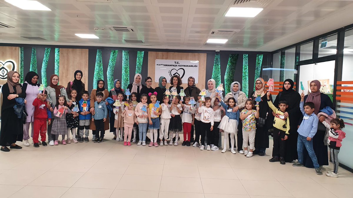 tcgaziosmanpasa's tweet photo. Beyaz Ev Projemizin Mavi Oda çalışmaları kapsamındaki eğitimlerimizde, çocuklar eğlenerek öğrenirken ebeveynlere de seminerler veriyoruz. Yeni eğitim-öğretim yılının ilk atölye etkinliğine Kaymakamımız İskender Yönden de katılarak çocuklar ve velilerle sohbet etti. https://t.co/wSHF7fOJaw