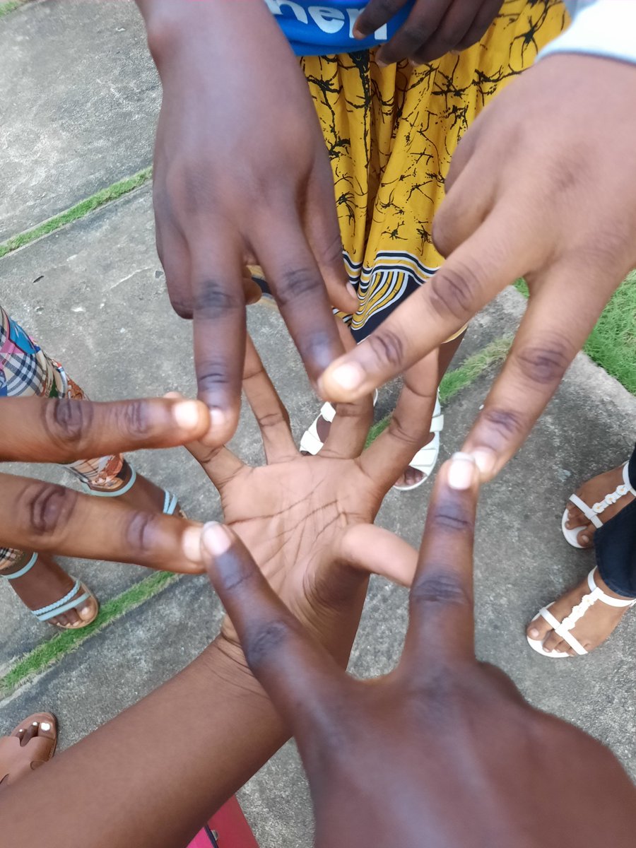 CynthiaAyetolou's tweet photo. Je vous présente les fabuleux membres de mon équipe pour le #digitalwomenheroes. Ensemble pour impacter 💪🏾
#digitalwomenheroes #lenvol #GDSCUAC #enabel #google #numerique #entrepreunariatnumerique #entrepreunariatfeminin #wasexo #digital #skills #waseho #team #temoignage https://t.co/nobiF2tT7O