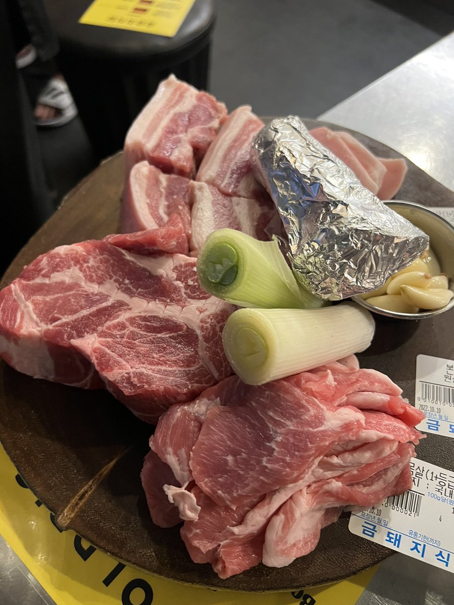 arraddas's tweet photo. ร้านหมูย่างเกาหลีอร่อยระดับมิชลิน ⭐️
.
ร้านนี้ดาราคนดังมากินเยอะมากกกกกก
เนื้อหมูเขามีความฉ่ำ มีรสชาติ แต่จิ้มเกลืออย่างเดียวก็อร่อยแบบมากๆ แล้ว

.
ซุปกิมจิคือดีแบบไม่ไหว สั่งรามยอนมาใส่เพิ่มได้ (1)

#รีวิวเกาหลี https://t.co/UoWoERZnP7