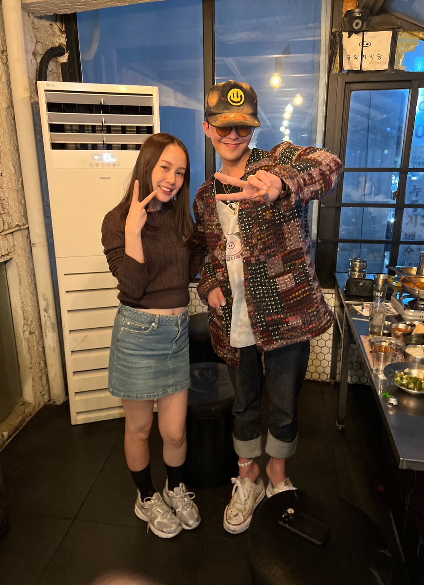 arraddas's tweet photo. เรามาดึกตอนร้านใกล้จะปิดแล้ว และเหลือ 3 โต๊ะสุดท้าย เหลือบไปเห็นโต๊ะข้างๆ เข้าไปขอถ่ายรูป เลยหันไปดู คือ #GD หัวใจคือหล่นลงไปเลย วูบมากกกก เพราะเป็นวีไอพีมานานมาก รักมาตั้งแต่แรกๆ เลย คือพอเห็นแล้วคืดว่าฝันไปป่าว (4) https://t.co/1RreNJGI1O