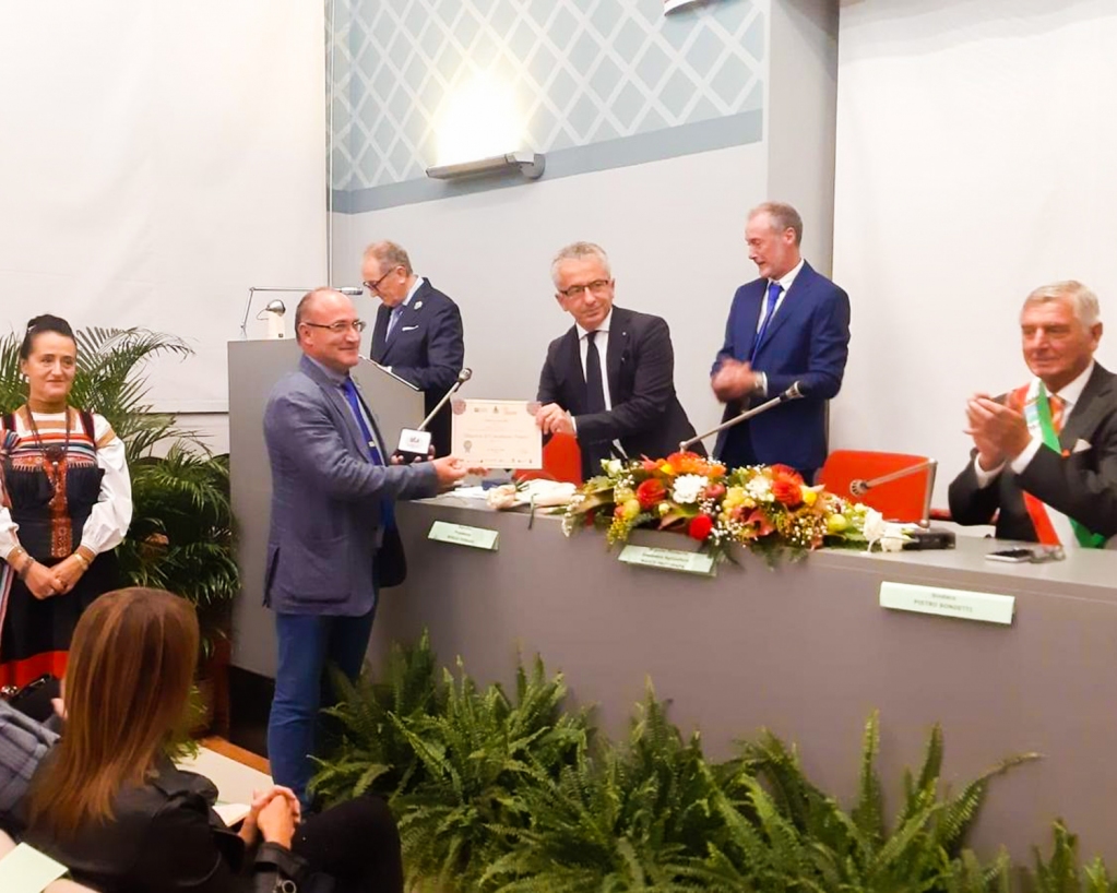 EurofloraOfficial (@euroflorage) on Twitter photo Il Comune di Varallo Sesia (VC) ha ospitato la premiazione delle aziende florovivaistiche piemontesi che hanno trionfato alla manifestazione Euroflora 2022, XII edizione della mostra internazionale del fiore e della pianta ornamentale, che si è svolta ai Parchi di Nervi a Genova. Il Comune di Varallo Sesia (VC) ha ospitato la premiazione delle aziende florovivaistiche piemontesi che hanno trionfato alla manifestazione Euroflora 2022, XII edizione della mostra internazionale del fiore e della pianta ornamentale, che si è svolta ai Parchi di Nervi a Genova.