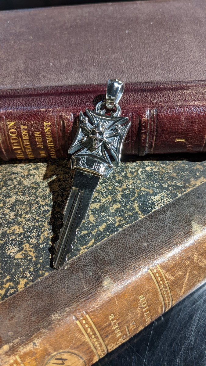 ateliershima's tweet photo. Iron Cross Custom Key🗝
程よいボリュームで人気のカスタムキー。
リボンにはお子様のイニシャルを彫りました。
バイクに乗らない時には、ペンダントとして使用してもお洒落です。
#AtelierShima
#CustomKey https://t.co/5SWxL1wGxd