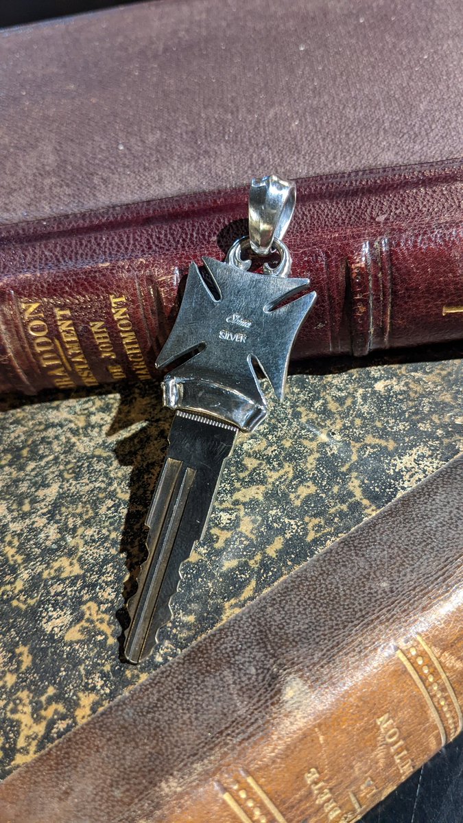 ateliershima's tweet photo. Iron Cross Custom Key🗝
程よいボリュームで人気のカスタムキー。
リボンにはお子様のイニシャルを彫りました。
バイクに乗らない時には、ペンダントとして使用してもお洒落です。
#AtelierShima
#CustomKey https://t.co/5SWxL1wGxd
