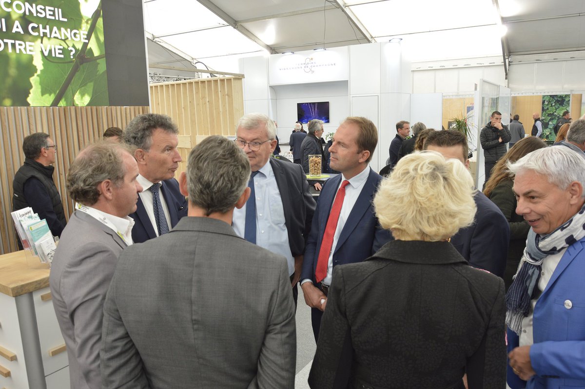 SGVChampagne's tweet photo. Inauguration du #vitivini 2022 en présence de @ThibautGuilluy, Haut Commissaire à l'Emploi et à l’Engagement des Entreprises (Ministère du Travail). L'occasion pour le Président, @maximetoubart de partager les dossiers importants de la #Champagne sur le stand du SGV Champagne. https://t.co/dgmbJHsr3h
