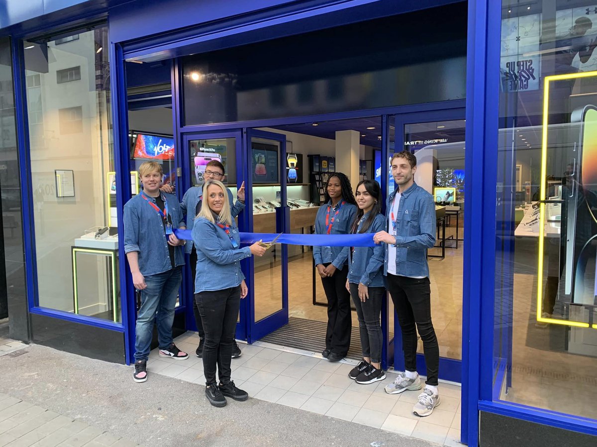 O2Careers's tweet image. At the end of last month we opened another beauty of a refit to our Store estate 💙

Leeds Briggate is looking amazing and will help us to standout on the high street.

Anne and her team are ready to delight our customers.

#WhyO2