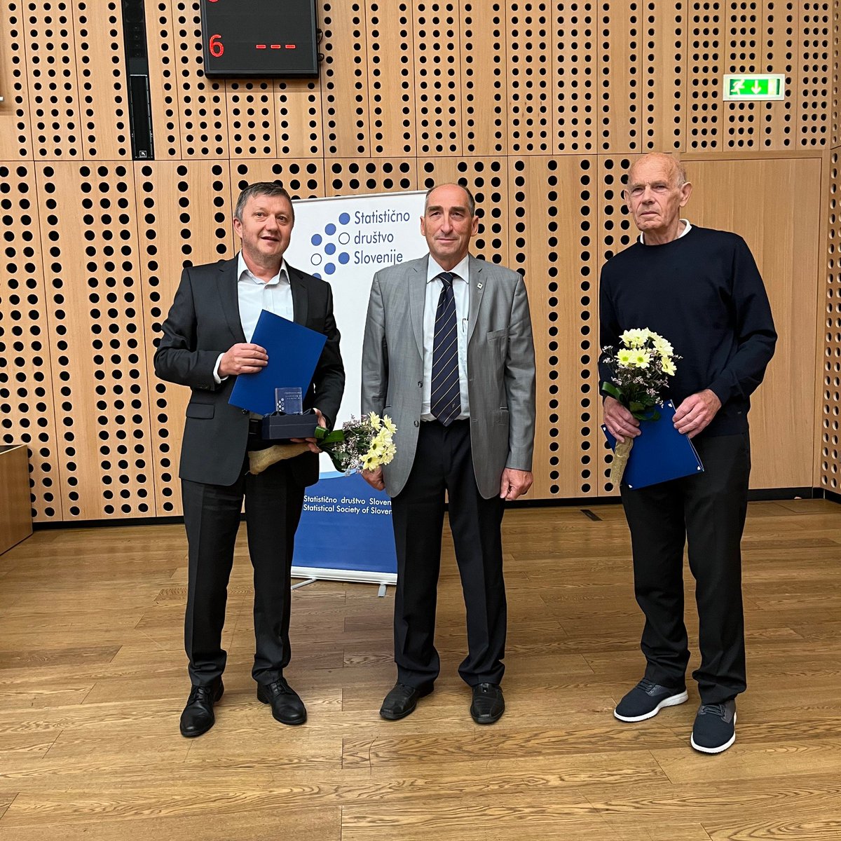StatSlovenija's tweet photo. #StatDanBrdo končujemo s podelitvijo priznanj Statističnega društva Slovenije. Blejčevo priznanje za vrhunske dosežke pri razvoju statistike v 🇸🇮 je prejel Velimir Bole, sledilnik, priznanje odličnosti statističnega poročanja v medijih, pa @MihaJenko, novinar @Delo. Čestitamo!👏 https://t.co/ZGJahfCpDg