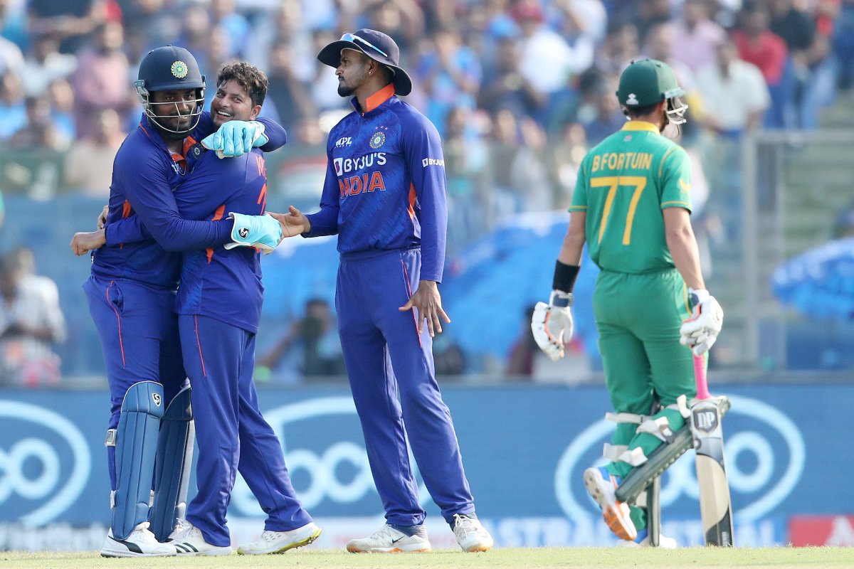 South Africa slip to their lowest total against India in men’s ODIs!

#INDvSA | 📝 Scorecard: bit.ly/INDvSA-ODI3