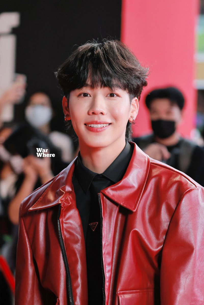 warwhere0623's tweet photo. 221011 WAR &amp; NETFLIX เก่งมากๆ วันนี้น่ารักมากๆ ❤️❤️❤️🖤🖤🖤🖤

@warwanarat 

TeeThaiTeeMun x War

#NetflixTeeThaiTeeMun
#warwanarat https://t.co/Od7dv79fja