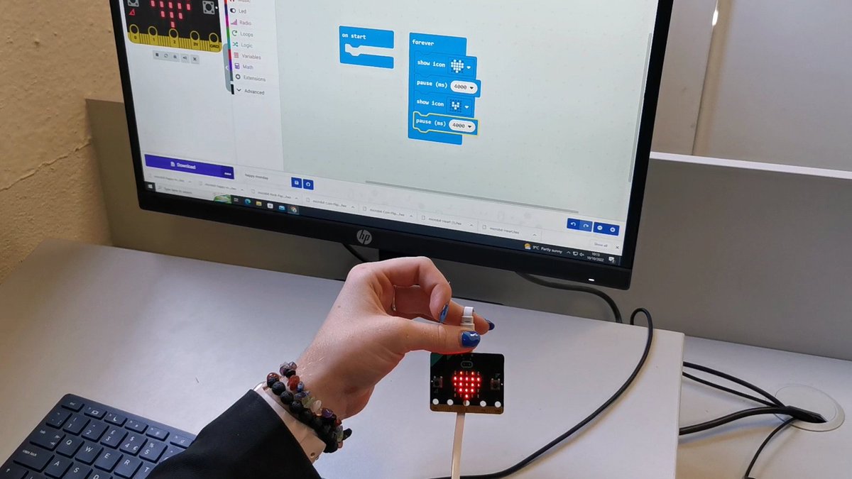 PaddyRowsome_UL's tweet photo. Fun and interactive code workshop with students @PresCurrylea1 yesterday for #CodeWeek Great engagement from all involved. #WomenWhoCode #GrowWithGoogle @CodeWeekIRL @CodeWeekEU https://t.co/FSy9xd7Afm