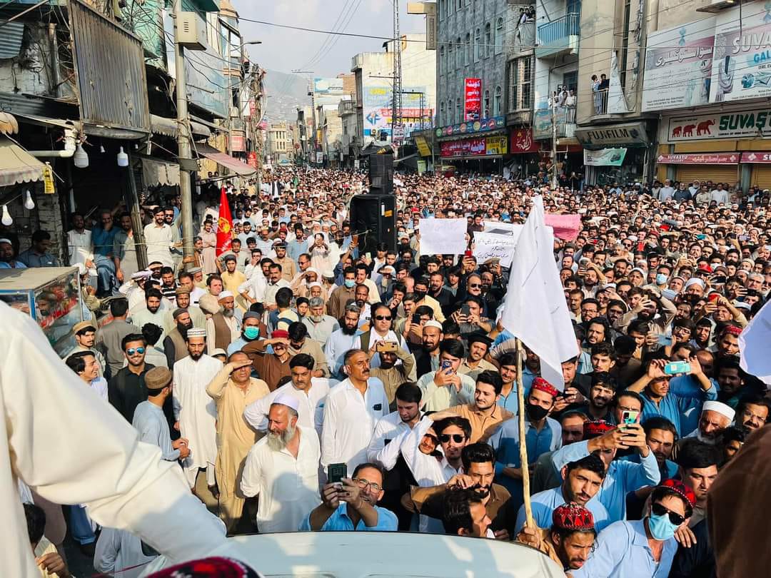 HHaqwesh's tweet photo. د پښتون ژغورني غورځنګ ملي مشر منظوراحمد پښتون سره د نورو ملګرو نشاط چوک مېنګوره(سوات) ته ورسېدو.
#PashtunLivesMatter https://t.co/xsAiFDmGMU