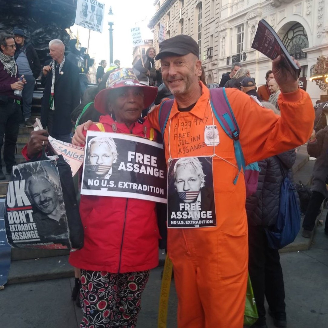 SWildman8's tweet photo. #queenglorianhswildman and #OurJamie #Champions #AssangeCampaignWarriors #FreeAssangeNOW #DontExtraditeAssange #DropTheCharges #HumanChain #HumanChainCompleted @longwalk4julian #Justice4Assange 💞✊🏽🙏🏼✊🏽💞 https://t.co/P3Wm3yG6qy
