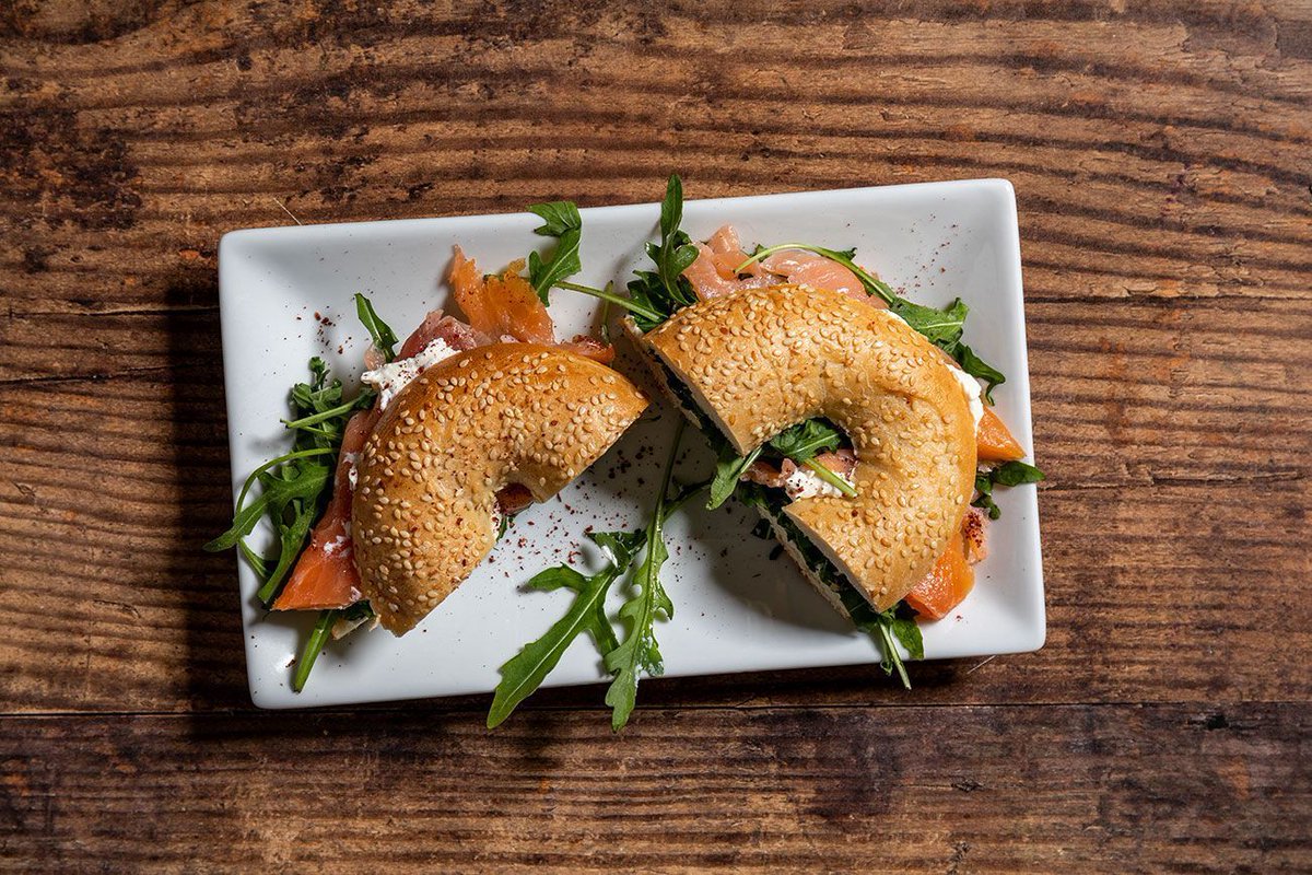 Damascena_UK's tweet photo. Lunch on the go, sorted!

If you need to grab a light lunch, look no further than our mouth-watering selection of bagels, wraps, baguettes, salads, and dips! 

#lunchideas #weekdaylunch #goodeats #foodonthego #takeaway #middleeasternfood #birminghamindependents #shoplocal https://t.co/ZggWYv5WiU