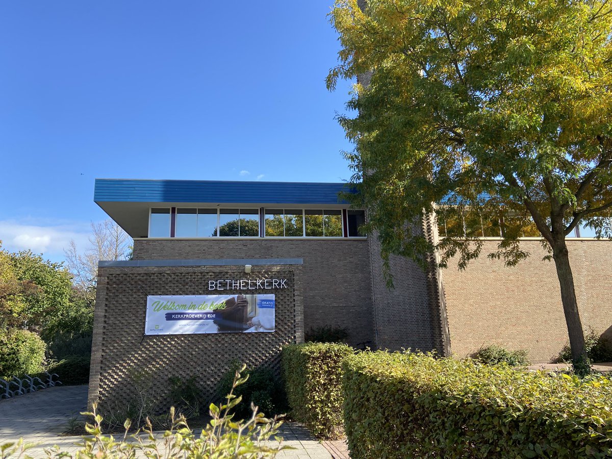 Vanmiddag in de zonovergoten Bethelkerk in Ede. Hier geef ik een gastcollege aan leerlingen van de @dehogeschoolede. Namens @groenekerken , over groen en geloven. Wordt vast een mooie middag ☺️