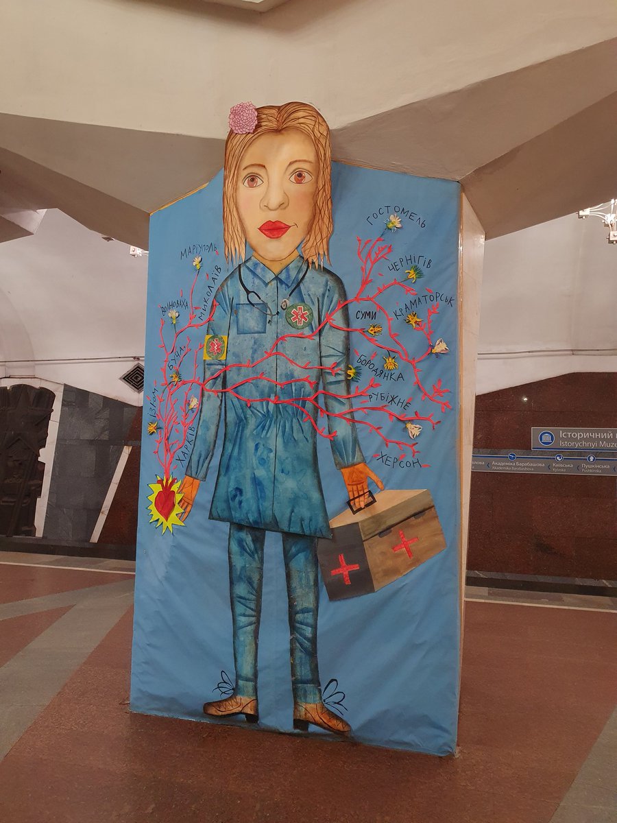 In metrostation Istorytsjny Moezej in Kharkiv hangen prachtige kindertekeningen op het perron, gemaakt eerder dit jaar tijdens de hevige beschietingen