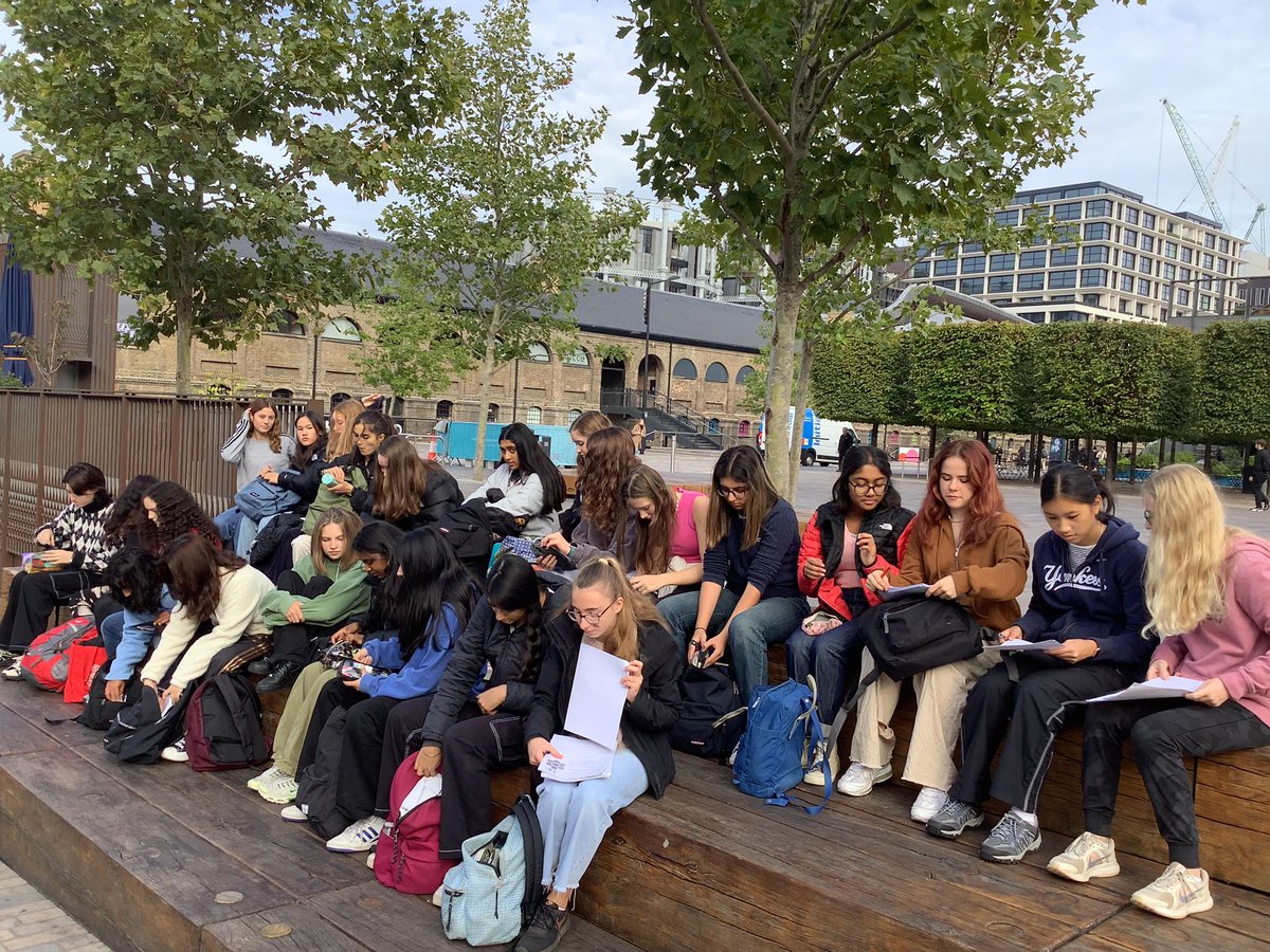 The <a href="/LEHSchool/">LEH School</a> @Edexcel_Geog U5 geographers had a great day out investigating urban change at King’s Cross last week. 🌍🏙 #lehschool #lehgeog #gcsegeog #fieldwork